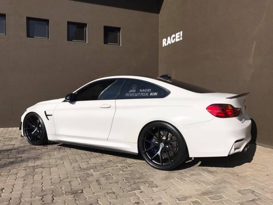  BMW M4 Coupe by RACE! 2017 года  (фото 10 из 15)